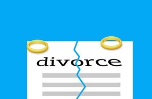 「divorce」との見出しの書類と書類の両端に置かれた結婚指輪